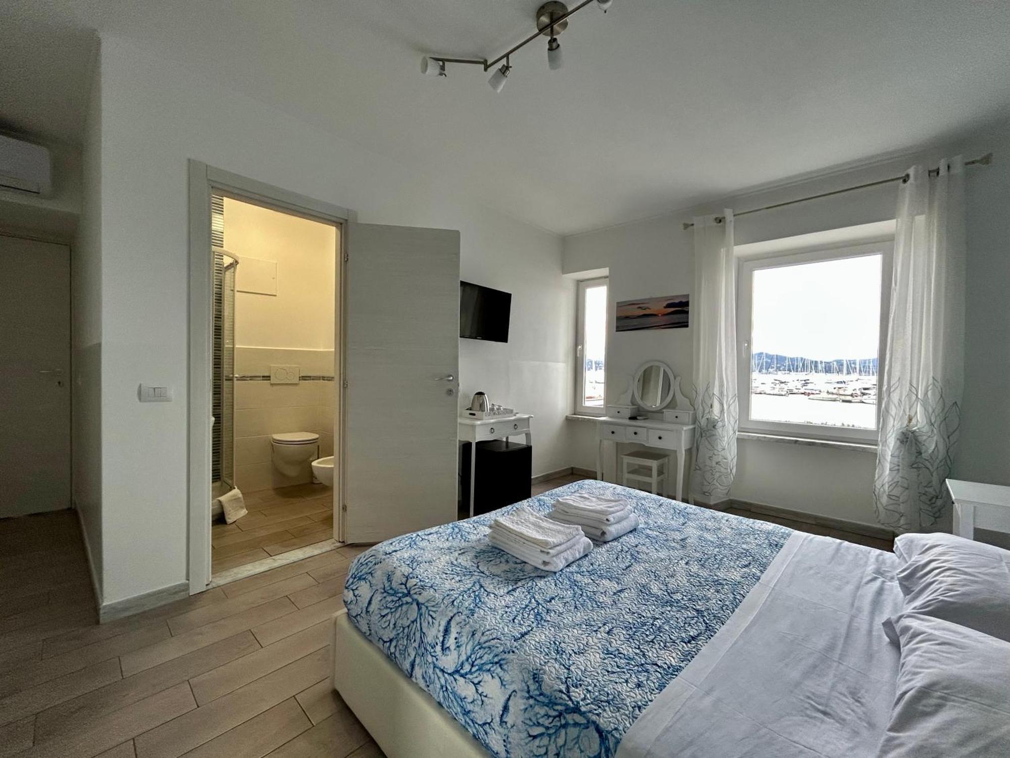 Fezzano / Portovenere Stilish Double Rooms With Sea View, Balcony Or Small Courtyard Exteriör bild