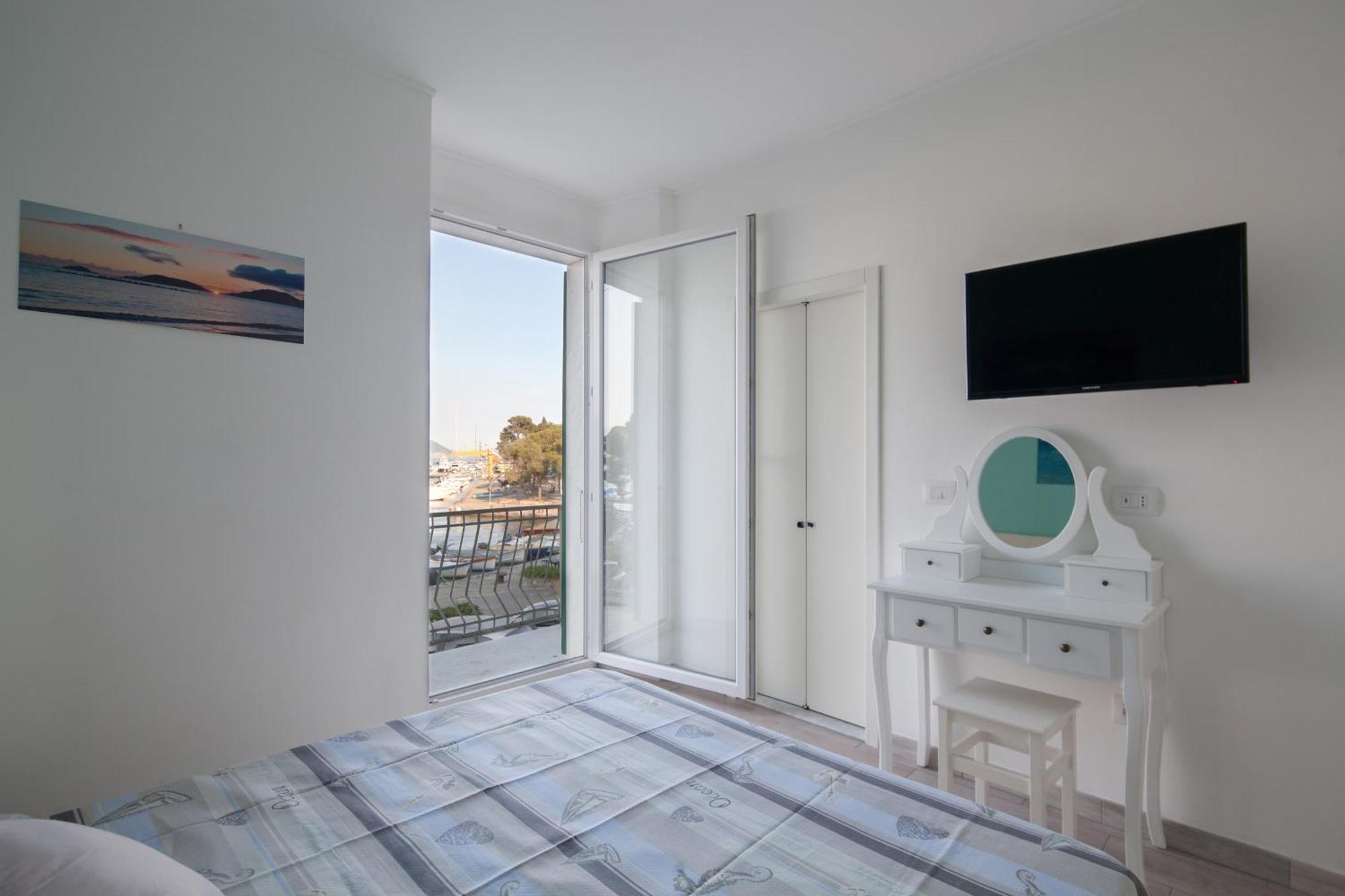 Fezzano / Portovenere Stilish Double Rooms With Sea View, Balcony Or Small Courtyard Exteriör bild